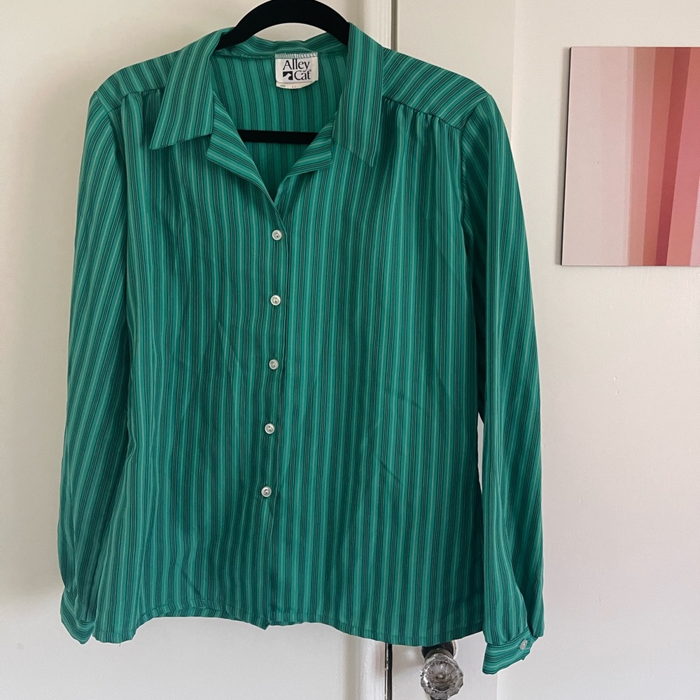 Gorgeous groovy green 70’s striped button up 💚
